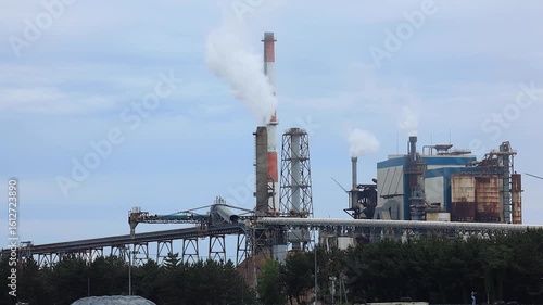 工場地帯　水蒸気　煙　イメージ