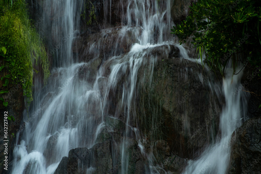 Fototapeta premium 奄美大島の夏の風景。糸をひく水の流れ。