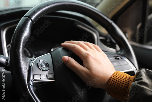 Foto The sudden sound of a car horn startled pedestrians and they turned to look