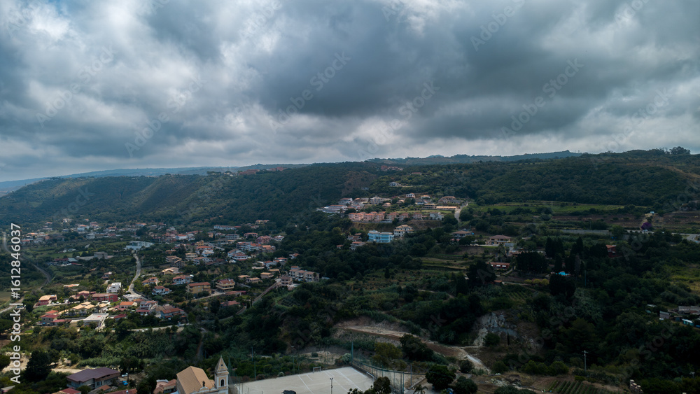 Naklejka premium Aerial View of Scenic Italian Countryside with Dramatic Cloudy Sky