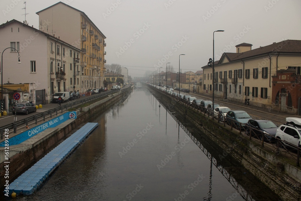 Obraz premium 2022.01.24 Italy, Milan, Naviglio Grande: Bohemian hangout of the city, fog on the Naviglio 