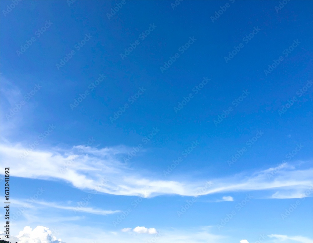 Fototapeta premium Generated image 青空 空 雲 白い雲 快晴 青 晴天 天空 自然 風景 美しい空 清々しい 爽やか 穏やか 青い空 広がる空 晴れ 天気 天気予報 快晴の空 白い雲と青空 シンプル ミニマル ピースフル 気持ちいい 晴れの日 穏やかな空 背景 空の背景 空一面 壮大 美しい 朝の空 昼の空 夏空 青空背景 雲の流れ 軽やか 癒し 高気圧 清らか 爽快 青色 天候 雲と空 空模様