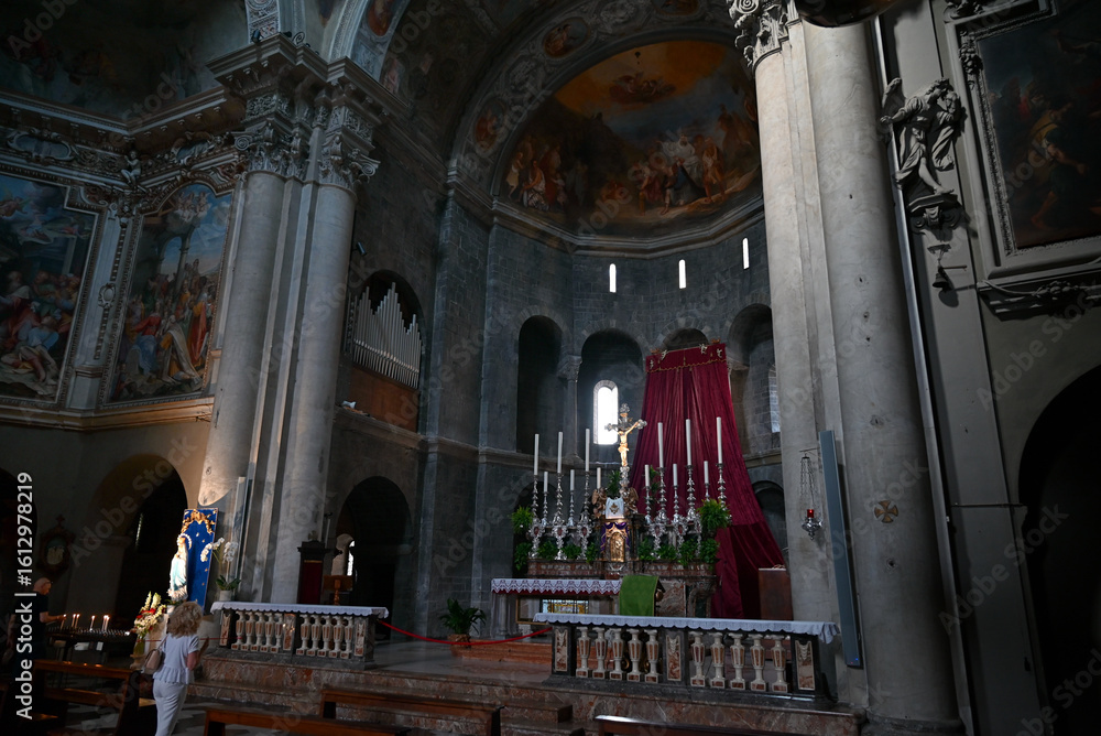 Fototapeta premium Vue intérieure de la basilique San Fedele à Côme avec ses fresques et son autel