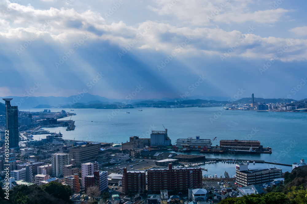 Obraz premium 光降り注ぐ関門海峡と港湾20250117