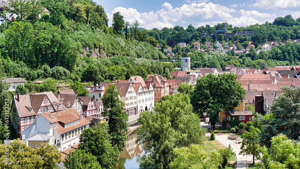 Fototapeta premium Blick auf Calw, mit Brühlpark, Nagold, Bahnhof und Bischofstraße