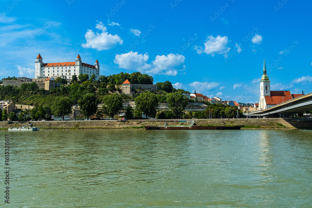 Fototapeta premium Blick vom anderen Donauufer auf die Burg und den Martinsdom in Bratislava, Slowakei