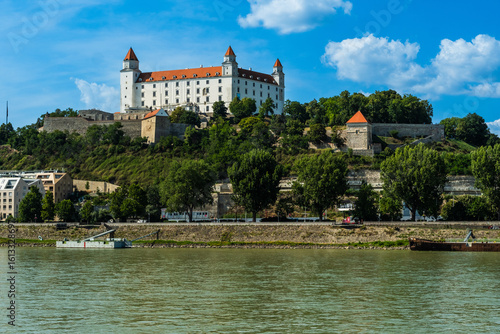 Photography Blick vom anderen Donauufer auf die Burg Bratislava, Slowakei