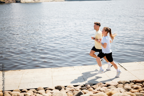 Φωτογραφία People enjoying a lively run along a serene riverside path