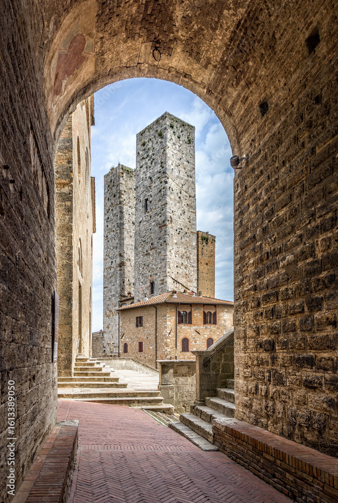 Fototapeta premium Downtown view on the towrs of San Gimignano, Italy