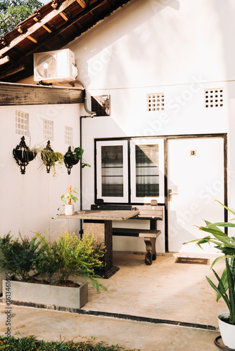 Valokuva Modern tropical guesthouse in Sri Lanka with white minimalist facade, black conc