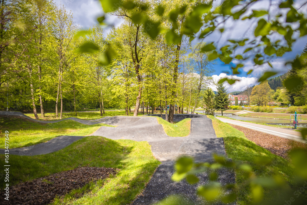 Fototapeta premium Pumptrack w Parku Rodzinnym nad Szczawniczkiem w Muszynie wiosną.