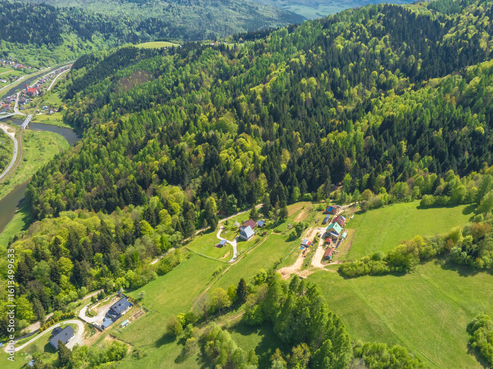 Fototapeta premium Lot nad Zapopradziem w Muszynie z widokiem na Borysów wiosną.