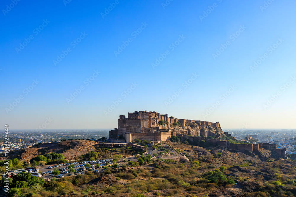 Obraz premium シンホリア・ヒルから望むメヘラーンガル城塞と街並み