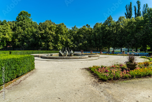 Photography Der Medizinische Garten, Medická záhrada, mit dem Schwanenbrunnen in Bratislava,