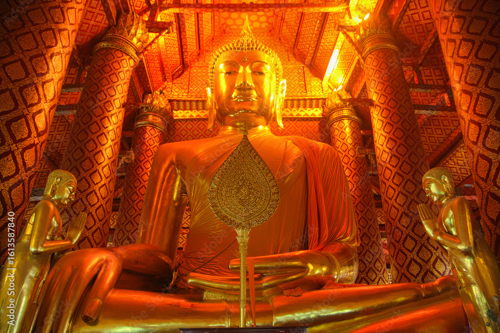 Obraz premium Wat Pho, the oldest and largest temple in Bangkok, Thailand, was built in the 16th century and is a popular tourist attraction in Bangkok.