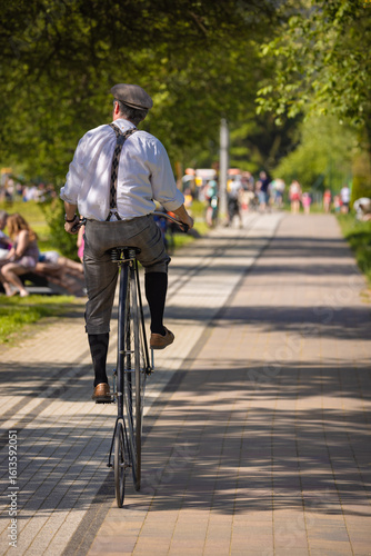 Wallpaper Mural W Parku Rodzinnym nad Szczawniczkiem w Muszynie wiosną. Torontodigital.ca