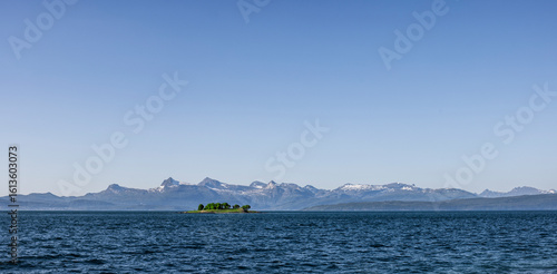 Ofotjord vor Narvik in Norwegen mit Blick zu den Lofoten