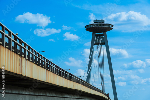Photography UFO Tower auf der Brücke des Slowakischen Widerstands in Bratislava, Slowakei