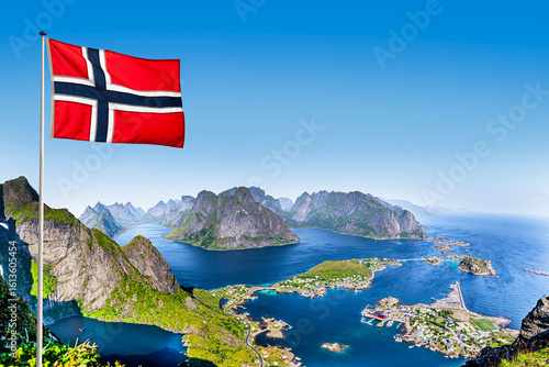 Blick uaf Reine vom Reinebringen auf den Lofoten in Norwefgen