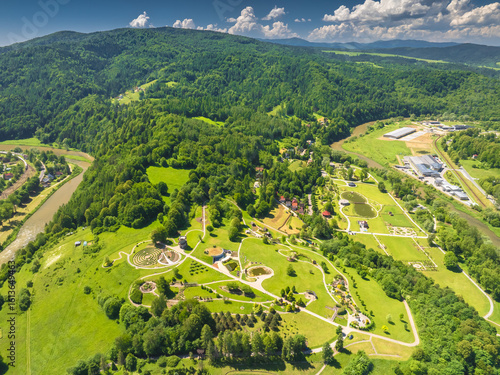 Fototapeta Naklejka Na Ścianę i Meble -  Lot nad Muszyną z Zapopradziem na głównym planie w piękny, wiosenny dzień.