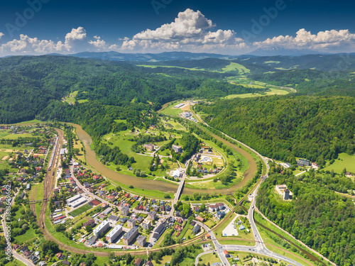 Fototapeta Naklejka Na Ścianę i Meble -  Lot nad centrum Muszyny w piękny, wiosenny dzień.