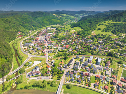 Fototapeta Naklejka Na Ścianę i Meble -  Lot nad centrum Muszyny w piękny, wiosenny dzień.
