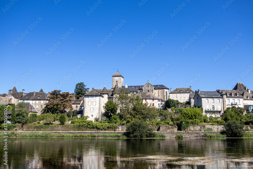Fototapeta premium view of the city of the river