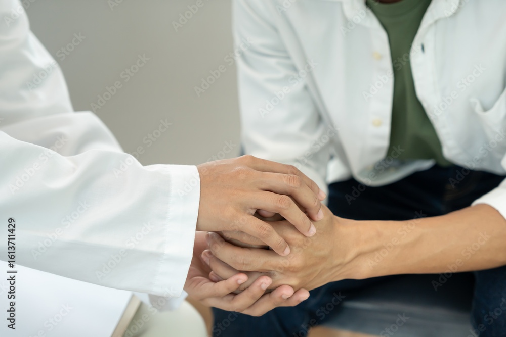 Obraz premium psychiatrist hold hand support each while discussing family issues. doctor encourages and empathy woman suffers depression. psychological, save divorce, Hand in hand together, trust, care