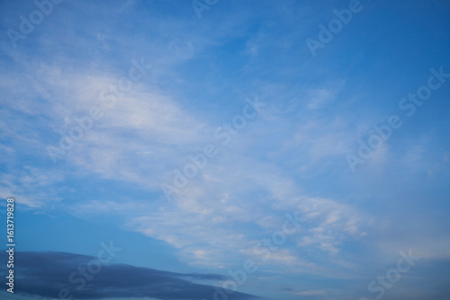 日常の空、電線が切り取る黄昏の情景