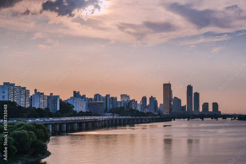 Fototapeta premium Yeouido, the financial district of Seoul, Korea, and the surrounding city scenery taken during the summer sunset