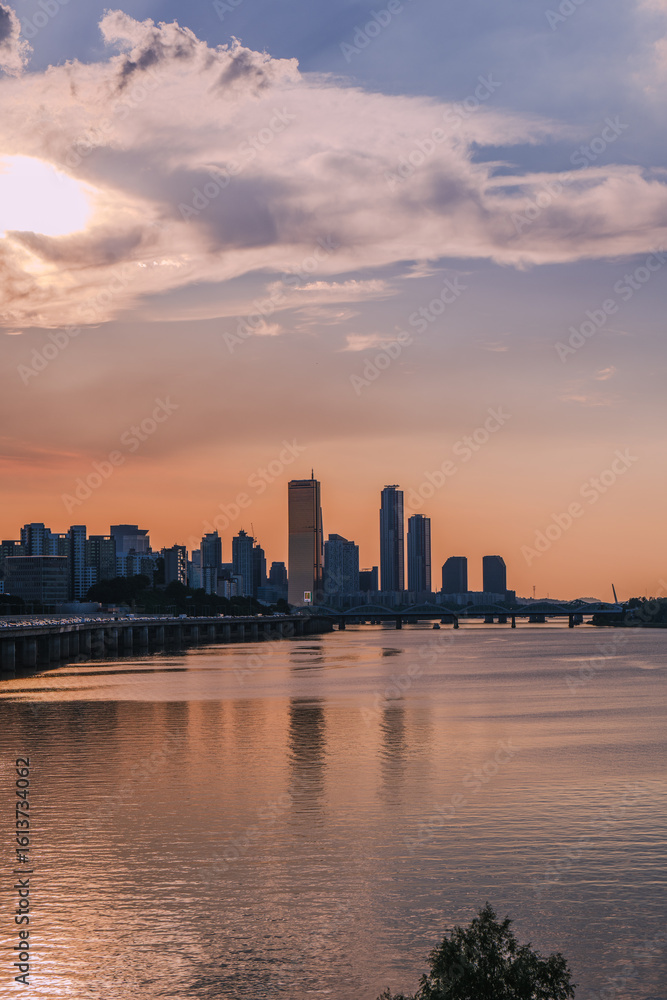 Fototapeta premium Yeouido, the financial district of Seoul, Korea, and the surrounding city scenery taken during the summer sunset