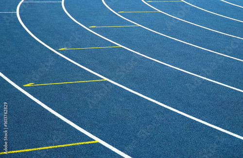 Linienführung auf blauer Tartanbahn im Stadion