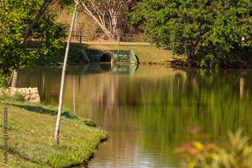 Obraz premium Detalhe do bueiro no lago do Parque Leolídio Di Ramos Caiado, na cidade de Goiania na região central do Brasil.