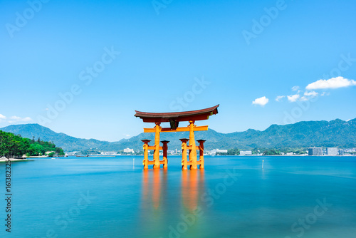 世界遺産・日本三景厳島神社大鳥居　広島県廿日市市宮島