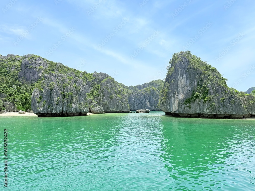 Obraz premium View of the ocean and beach in Ha Long Bay