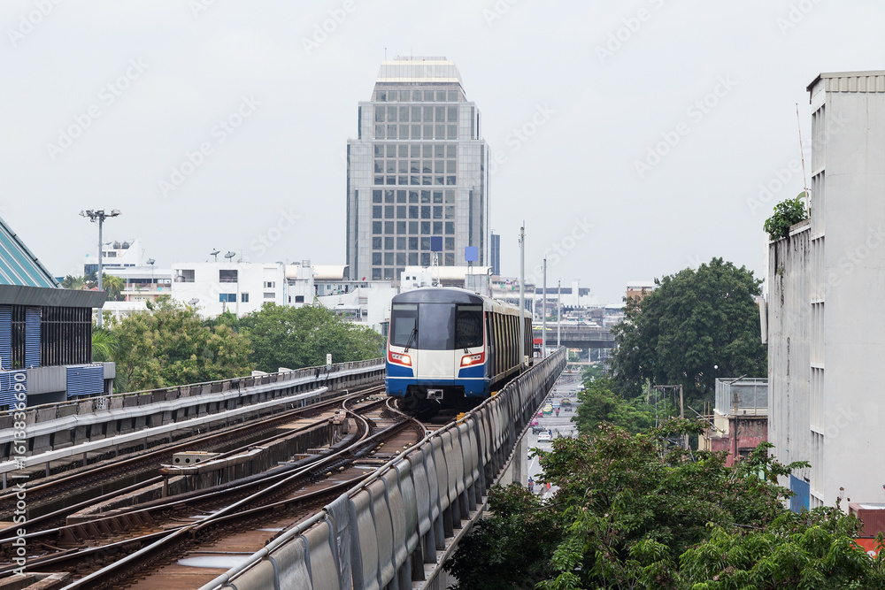 Naklejka premium The Sky train in Bangkok with building