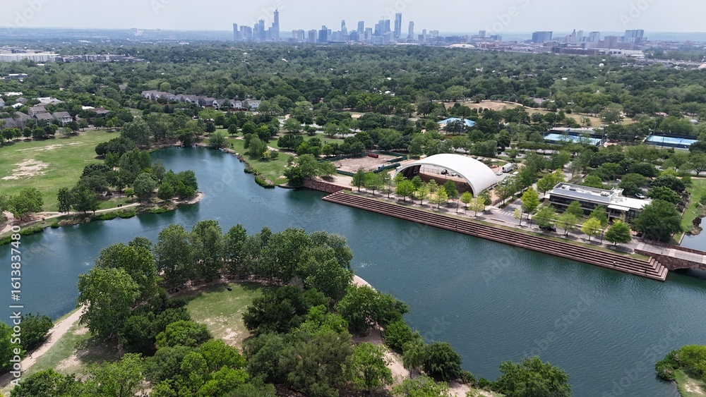 Obraz premium Neighborhood lake in planned city devlopement