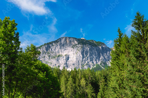 Rauher Kopf bei Ehrwald im Morgenlicht – Tiroler Alpen mit blauem Himmel