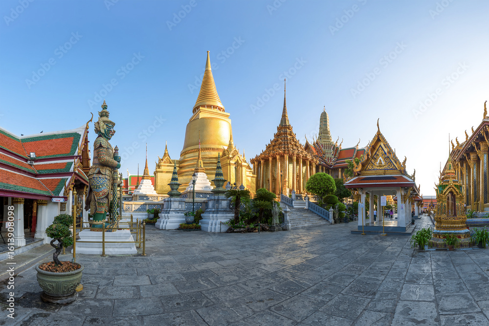 Fototapeta premium Wat Phra Kaew, Temple of the Emerald Buddha with blue sky