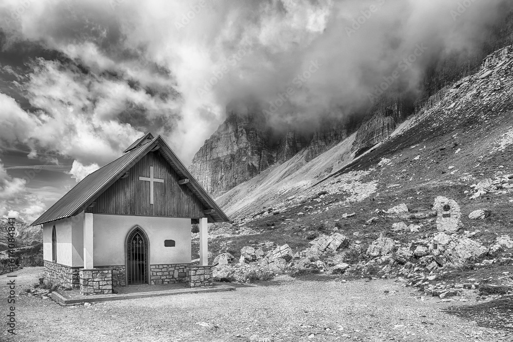 Obraz premium Small church under the Tre Cime di Lavaredo, Dolomites, Italy