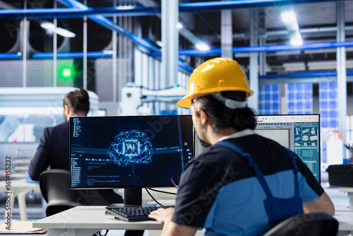 Foto Engineer developing AI diagnostics tool in photovoltaic factory to predict component failures