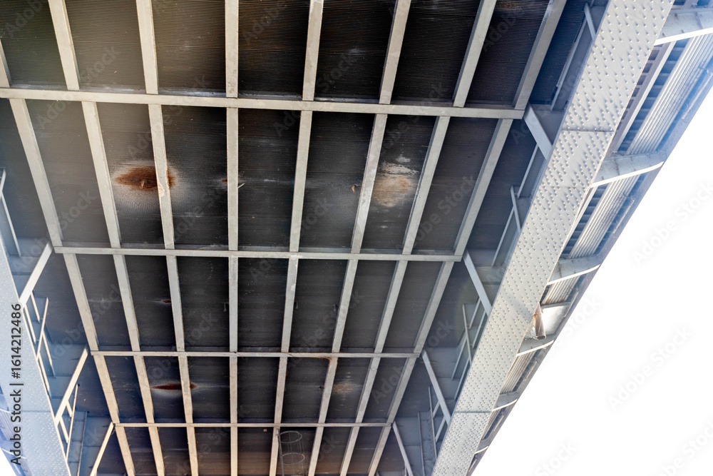 Obraz premium Black and white photo taken under the Manhattan Bridge overlooking the East River