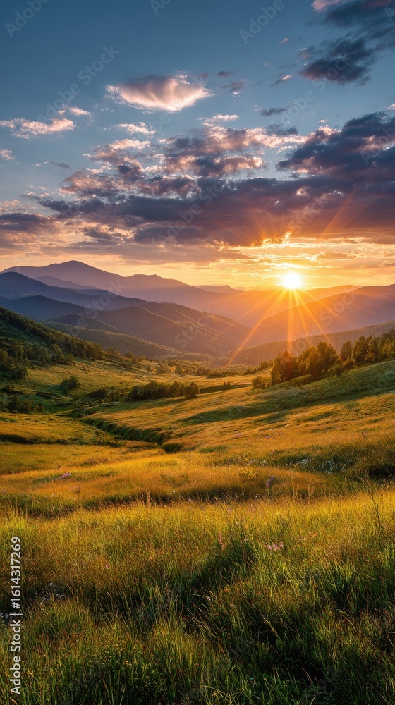 Obraz premium Golden sunset over mountain valley