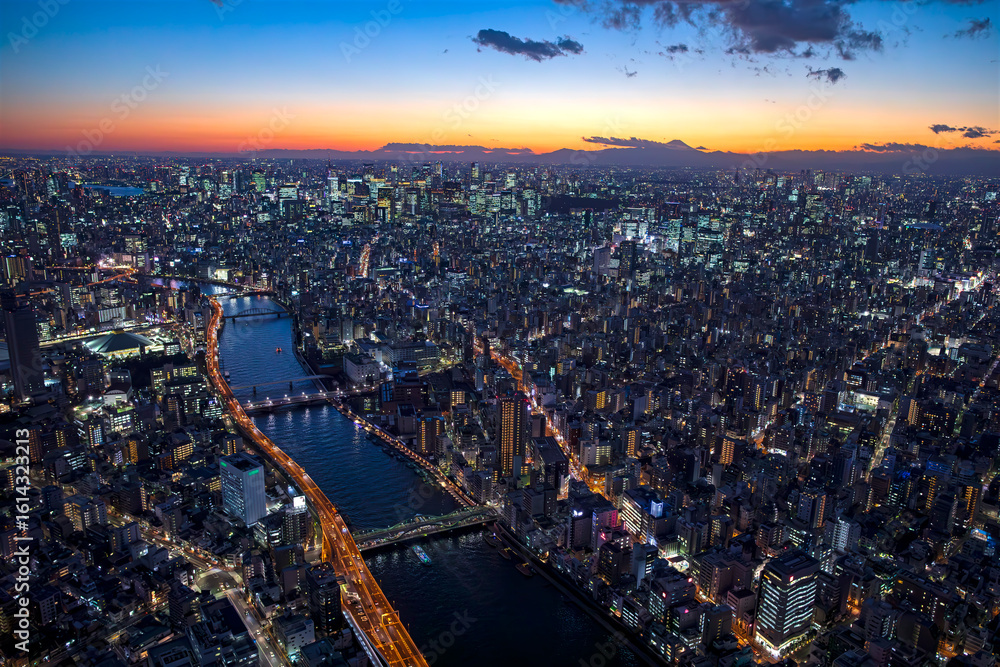 Fototapeta premium 都市風景の日没・隅田川から富士山方向を望む Aerial view