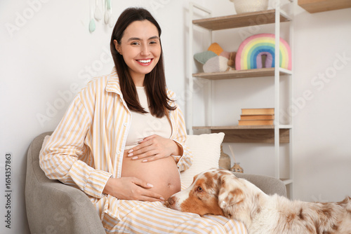 Young happy pregnant woman ...