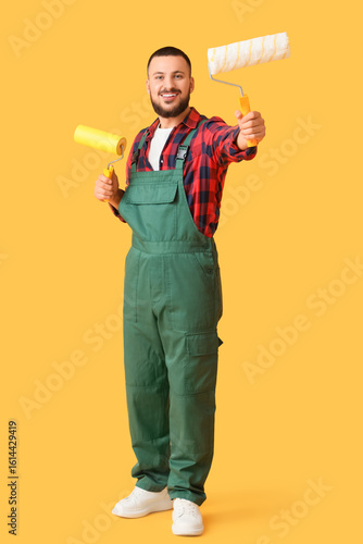 Male decorator with paint r...