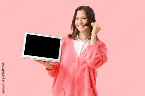 Female technical support ag...