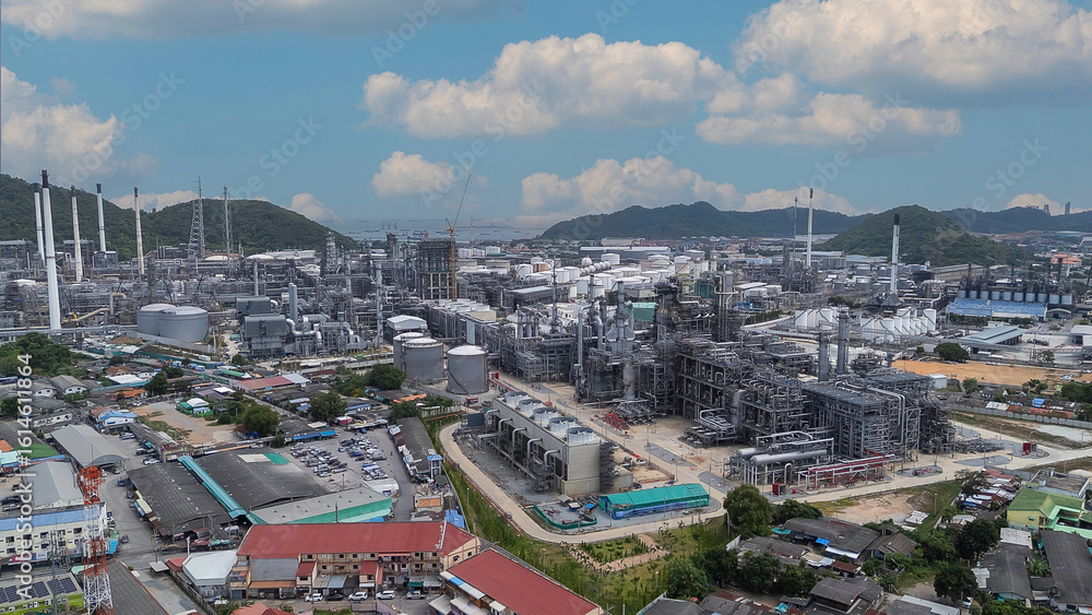 Obraz premium Oil refinery industry at sunset - factory - petrochemical plant