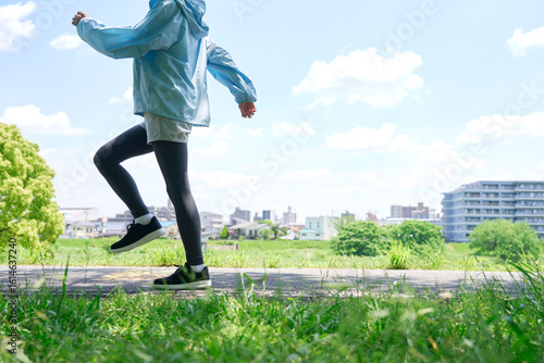 Wallpaper Mural 屋外でウォーキングする40代女性　顔無し Torontodigital.ca