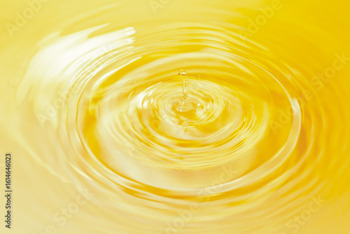 水面に落ちる水滴.